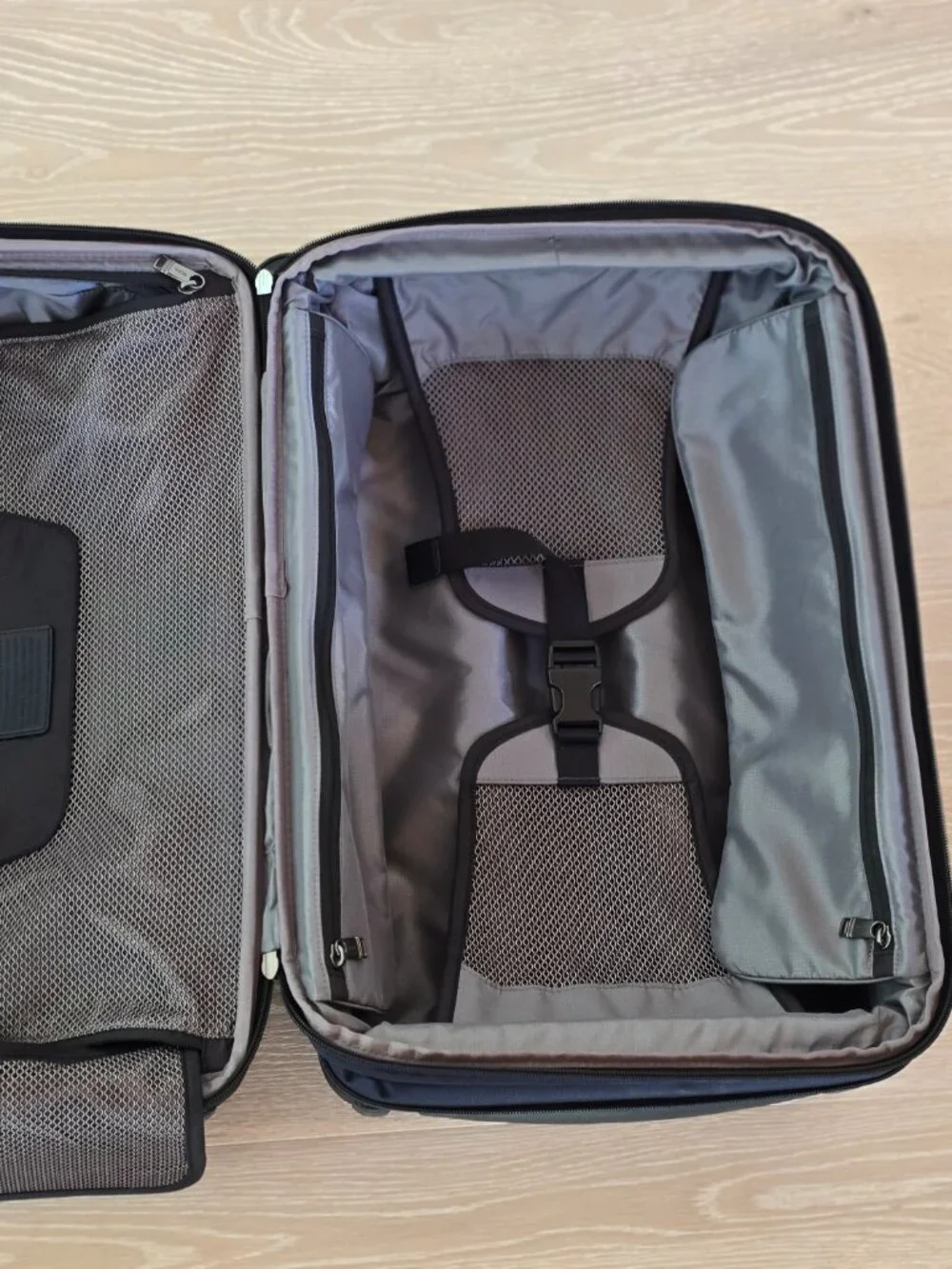 TUMI Alpha 3 International Dual Access 4-Wheeled Carry-On Spinner Luggage in Nav